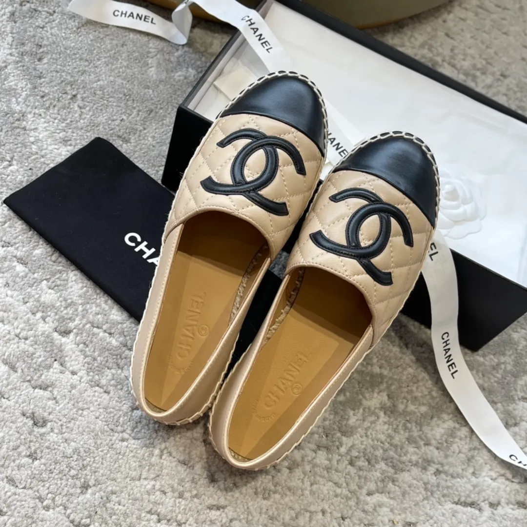 👟👟Ex-factory price 440👟👟 Chanel’s full range of classic fisherman shoes, the original version is reproduced with zero dead ends, and the details are exquisite and high-end‼ ️ 1️⃣Material: The upper/inner is made of first-layer sheepskin (the fabric is soft and becomes softer), and the vintage cloth is mixed with special materials... 2️⃣Natural hemp rope with a transparent vulcanized sole, which is wear-resistant and not easy to deglue and come off the sole, and the foot is absolutely comfortable... 3️⃣Original steel-stamped foot pads, cloth color matching, leather color matching, patent leather surface, rhombus surface, regular size 35-40 (34.41.42 customized)